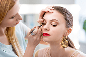 Séance de maquillage en institut de beauté